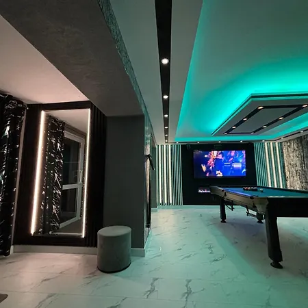 Queen Apartment *